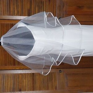 NWOT White Two Tier Ribbon Trimmed Elbow Length Wedding Veil with Comb